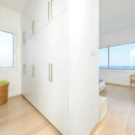 How To Rent Your Own Beachfront Villa, 1462 ヴィラ プロタラス