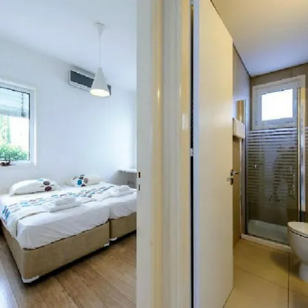 How To Rent Your Own Beachfront Villa, 1462 ヴィラ プロタラス